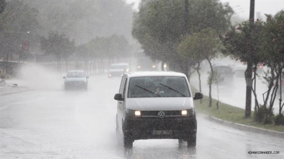 Adana'da Sabah Sağanak Yağış, sürücülere zor anlar yaşattı