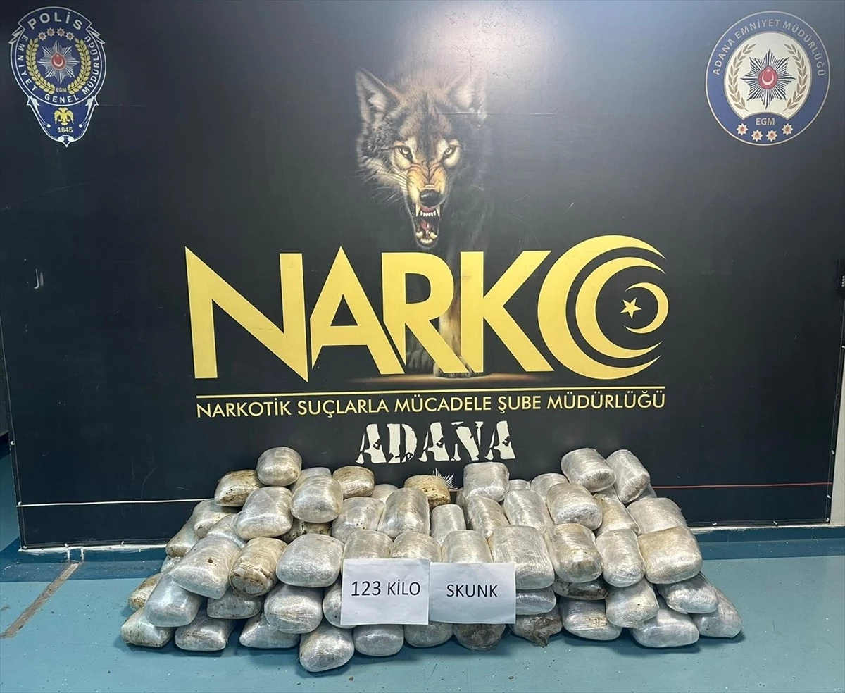 Adana'da 123 kilogram sentetik uyuşturucu ele geçirildi, 2 şüpheli tutuklandı.