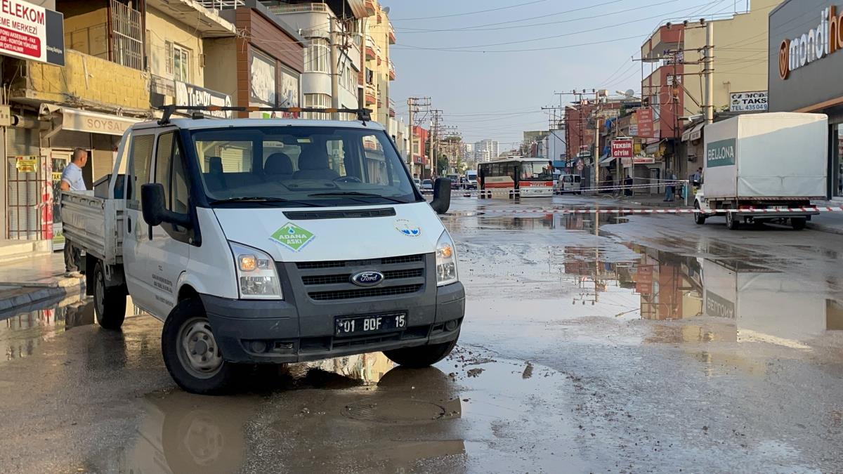Adana'da halk otobüsü ve motosikletin, su borusunun patlaması sonucu oluşan çukura düştü 