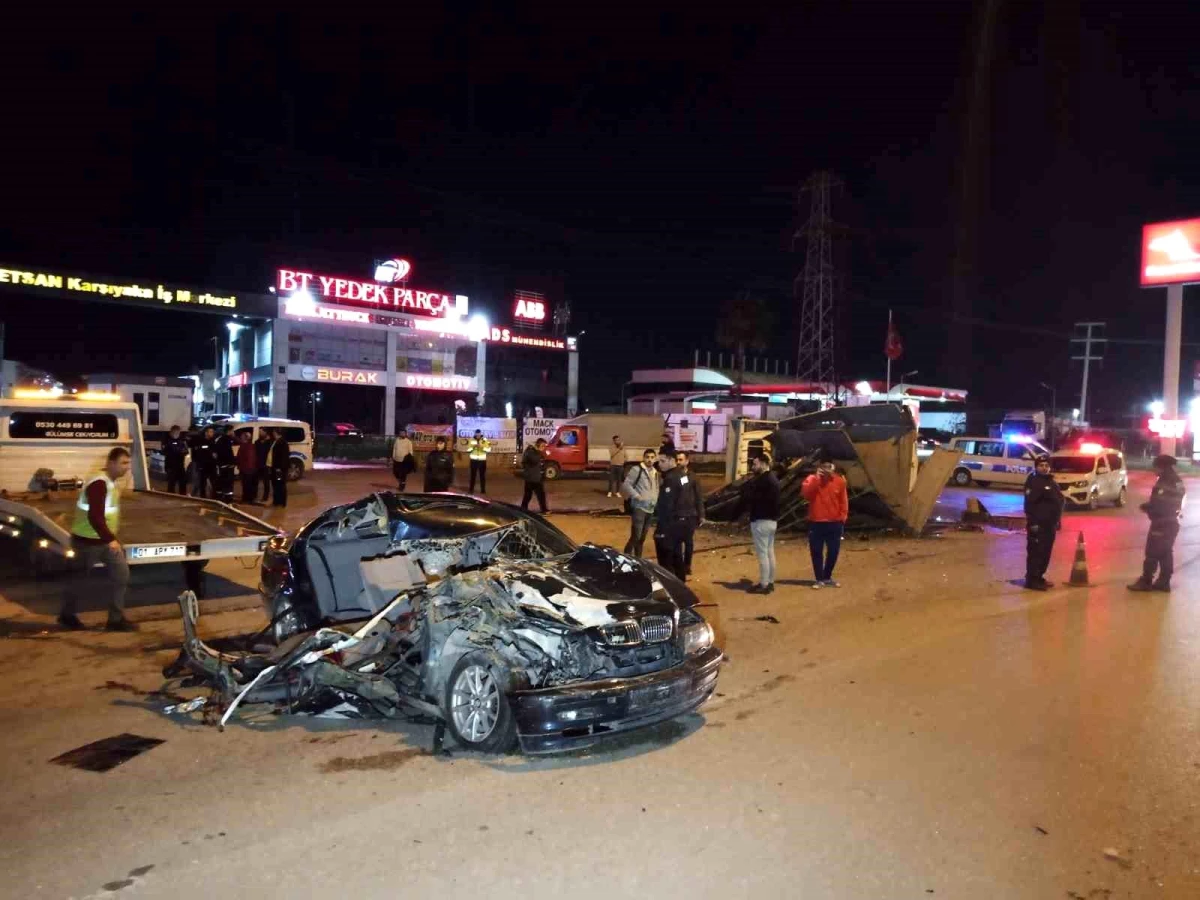 Adana'da Otomobil ile Kamyonet Çarpıştı: 1 Ölü, 3 Yaralı