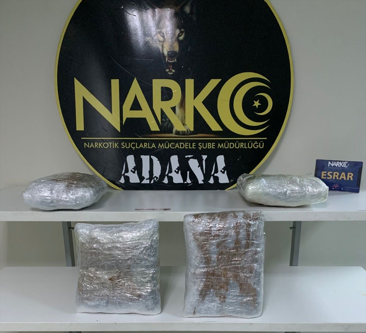 Adana'da sırt çantasında 2 kilogram 448 gram esrar ele geçirildi