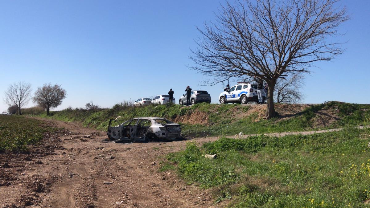 Adana'da tarlada yanmış otomobil bulundu