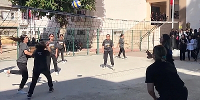 Adana'da kadın polisler voleybol kursu alan kızlarla maç yaptı
