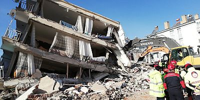 AK Parti Sözcüsü Çelik, depremde yıkılan Adana'daki binalarda incelemelerde bulundu Açıklaması