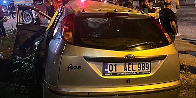 Ceyhan'da  refüje çarpan otomobil sürücüsü yaralandı