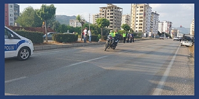 Kozan'da Motosikletli polis ekibine çarpıp kaçtı
