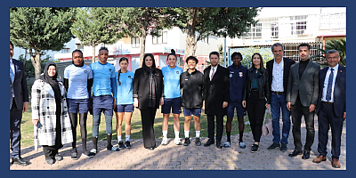 Sarıeroğlu, kadın futbolcuları ziyaret etti
